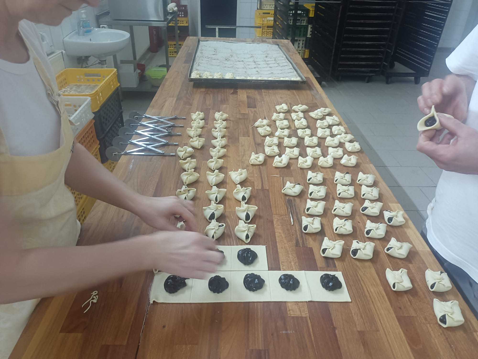 Pekař při práci v tradiční pekárně